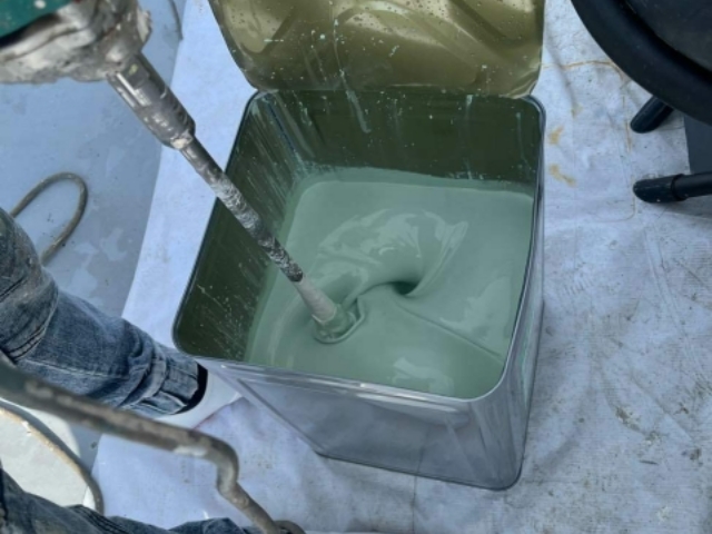 塗料の攪拌の写真